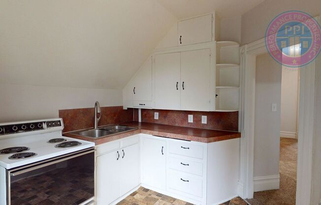 2 beds, 1 bath, 800 sqft, $1,645, Unit Upper
