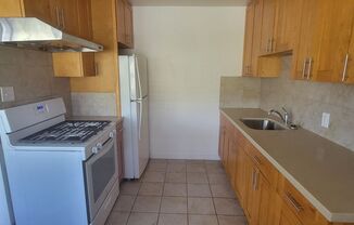 2 beds, 1 bath, $2,500, Unit 1F