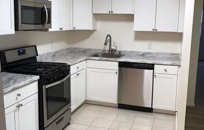 Nicely Updated Terrace Level  1/1 condo