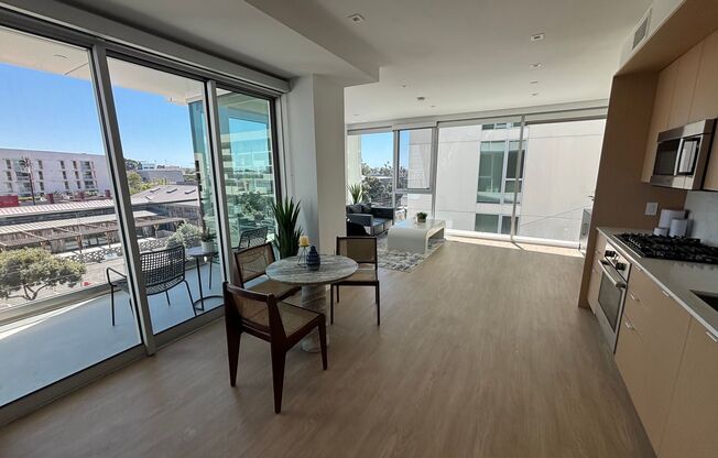 2 beds, 2 baths, 989 sqft, $5,500, Unit 324