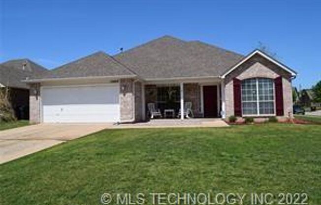 Stunning home for lease in Owasso!