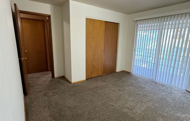 2 beds, 1 bath, $1,100, Unit #16