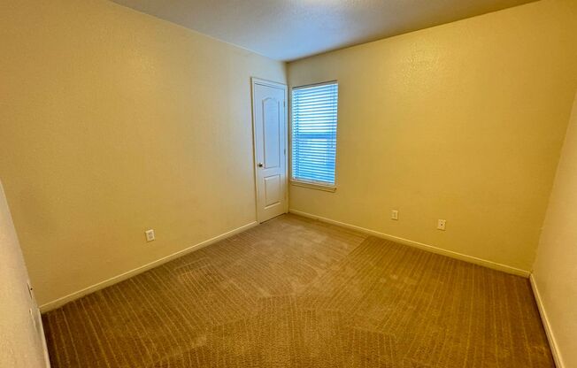 3 beds, 2 baths, 1,178 sqft, $925, Unit Apt B