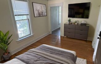 Beautiful and Spacious Studio Apartment in Downtown Colorado Springs! No Utility Setup Required!