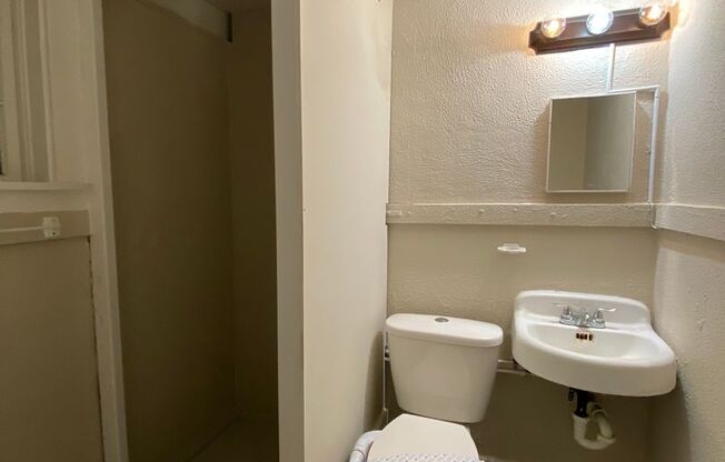 1 bed, 1 bath, $1,050, Unit Bottom - Right