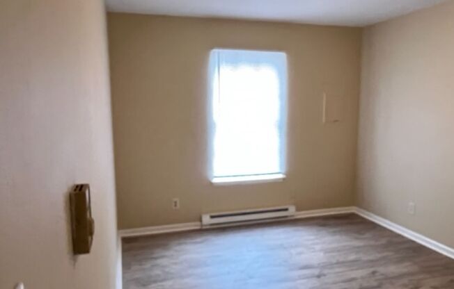 2 beds, 1 bath, $1,000, Unit A