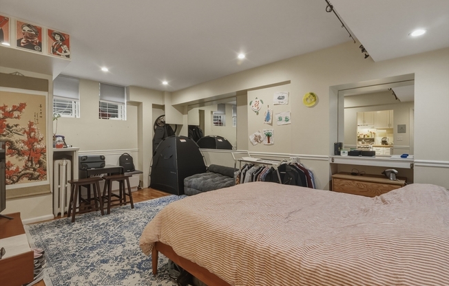241 W Newton St