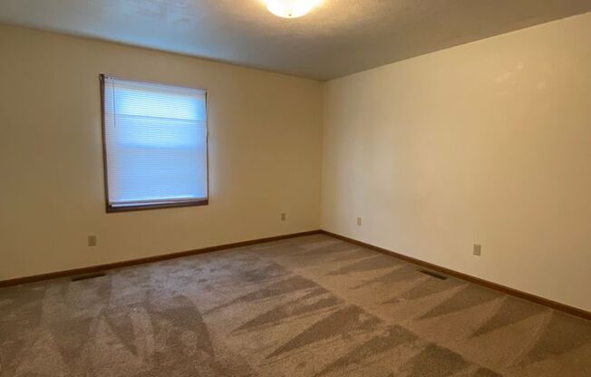 2 beds, 1 bath, $895, Unit APT. B