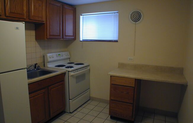 2 beds, 1 bath, 647 sqft, $875, Unit Apt B