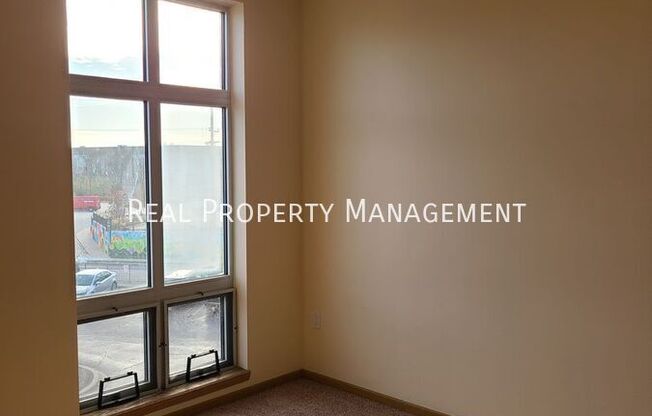 2121 S KINNICKINNICK AVE