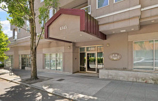 Nice 2-bed, 2-bath condo in Roosevelt Way Seattle for rent!