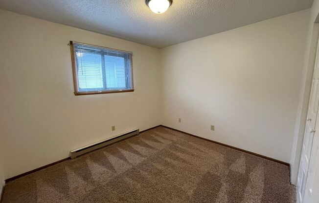 2 beds, 1 bath, $795, Unit Apt 4