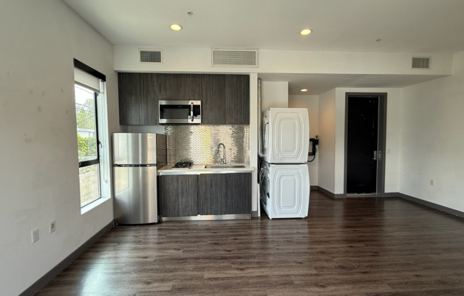 Come home to Modern Townhouse in Culver City!