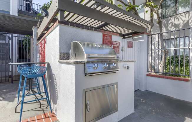 Independence Plaza Apartments in Canoga Park