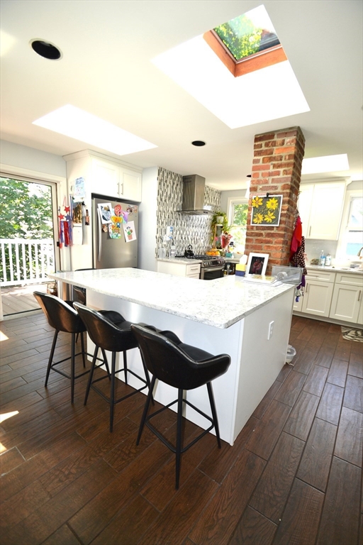 8 HOWE ST