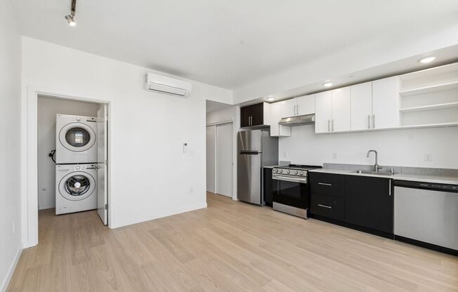Studio, 1 bath, 422 sqft, $1,550, Unit Unit 304