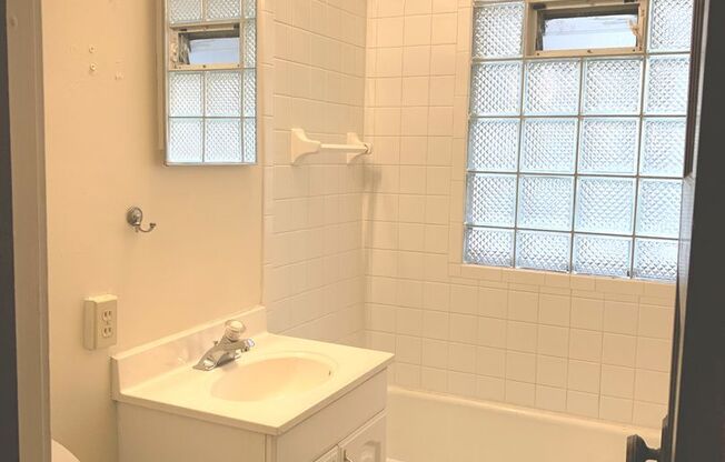 Studio, 1 bath, $875, Unit 13
