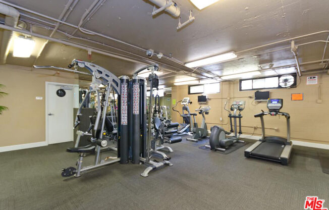 2 beds, 2 baths, 953 sqft, $4,300, Unit 561