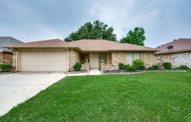 Spacious 4-Bedroom Oasis in South Arlington with Stunning Views and Modern Upgrades!