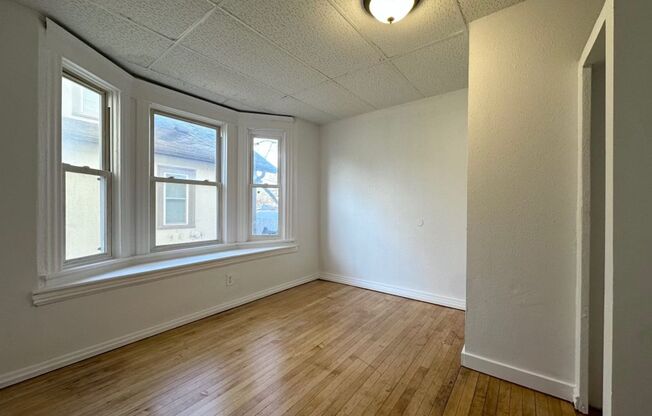 Great 5 Bedroom 1 Bathroom Home in Minneapolis!!