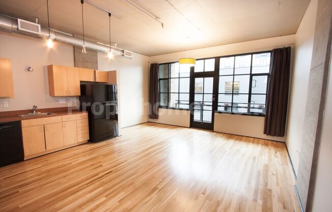 Vibrant One Bedroom Loft w/ City Views In The Heart of The Pearl!