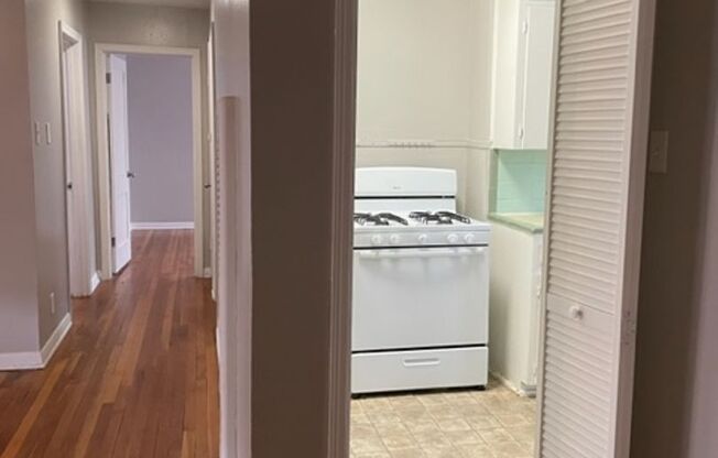 2 beds, 1 bath, $1,550, Unit G