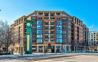 437 W Division St