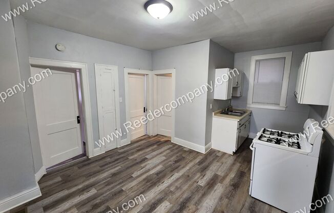 3 beds, 1 bath, 990 sqft, $1,200, Unit Unit 1