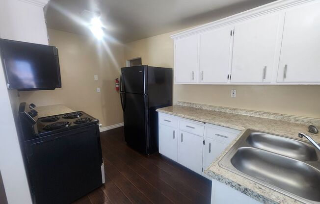 2 beds, 1 bath, $1,600