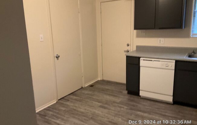 2 beds, 1 bath, 872 sqft, $1,350, Unit 01930