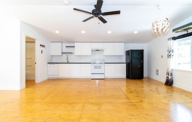 Beautiful ADU Studio Apt! With washer, dryer and AC in unit!