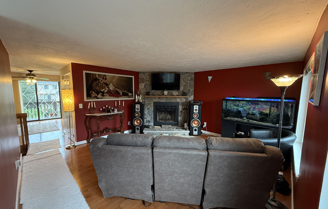 7 ROLLINS CT
