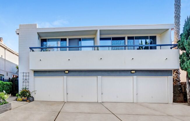 1049 21st Street - North of Wilshire Blvd.