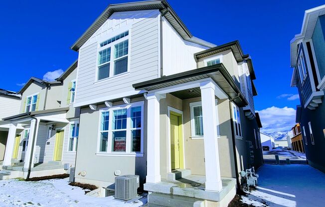 Incredible IVORY TOWNHOME!!