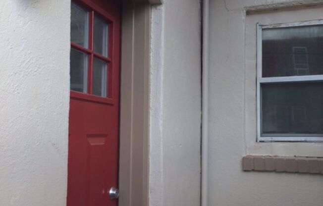 1835 Moore: Newly Renovated!!!!