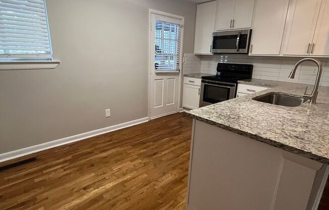 2 beds, 1 bath, 800 sqft, $1,900, Unit 09