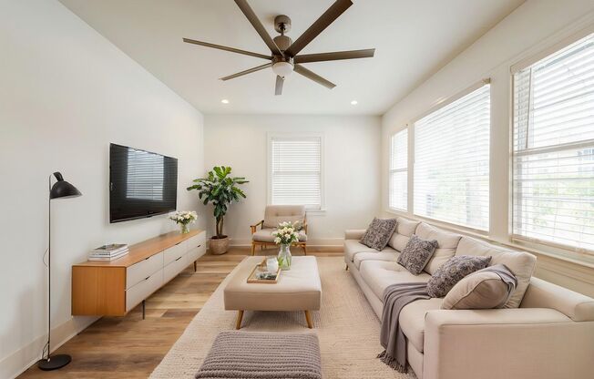 2018 Remodeled 3 bed / 2 bath - wood / tile floors, fenced yard. Hyde Park / Downtown