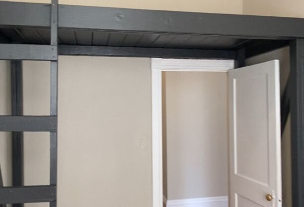 1 bed, 1 bath, 750 sqft, $1,250, Unit D