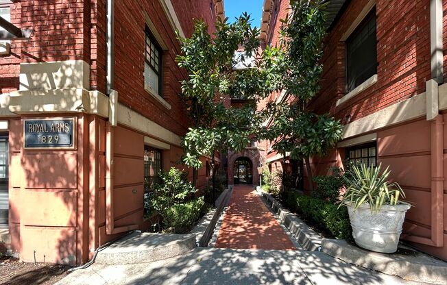 Top Floor Vintage 1 Bed, 1 Bath Condo!