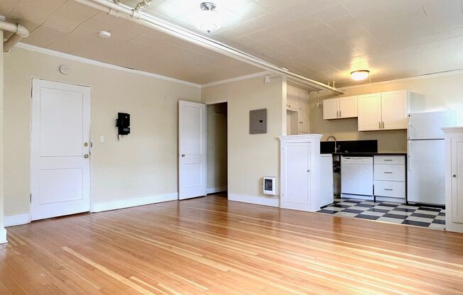 1 bed, 1 bath, 700 sqft, $1,295, Unit A