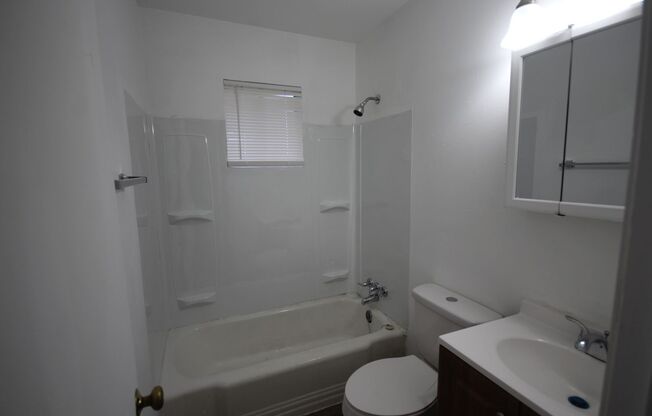 2 beds, 1 bath, $975, Unit Unit A