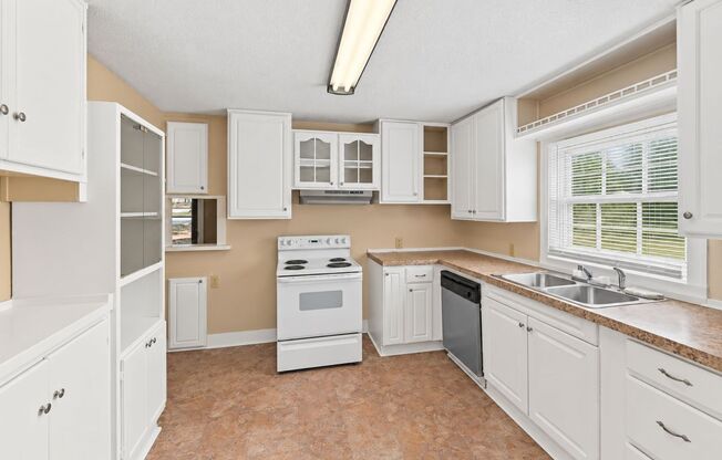 Charming 2BR Bungalow with Spacious Backyard Near Downtown Gastonia!