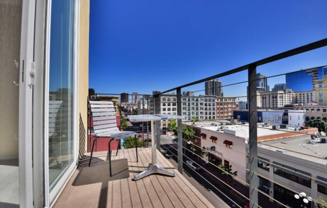 Fantastic Penthouse Unit Downtown Marina District