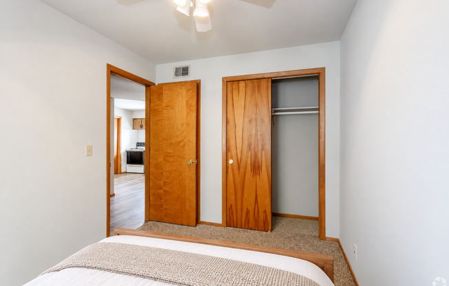 2 beds, 1 bath, 700 sqft, $925, Unit B-7622