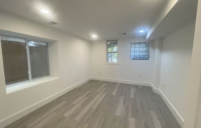 2 beds, 1 bath, $2,495, Unit B