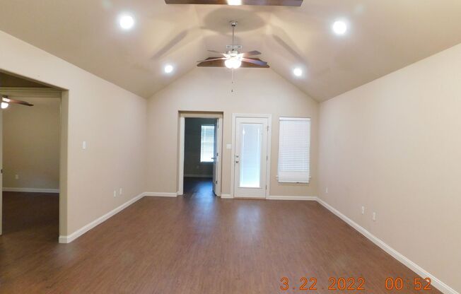 3 beds, 2 baths, $1,395, Unit B