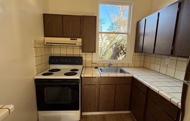 2 beds, 1 bath, $2,200, Unit 2263 1/2 Pacific (Back Unit)