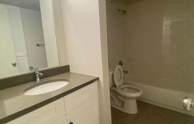 2 beds, 1 bath, 900 sqft, $1,399, Unit LAW15-111