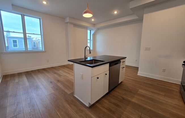 Bright 1 bedroom available now - MOVE IN SPECIAL!