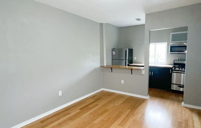 2 beds, 1 bath, $1,400, Unit Apt 2 (Top)